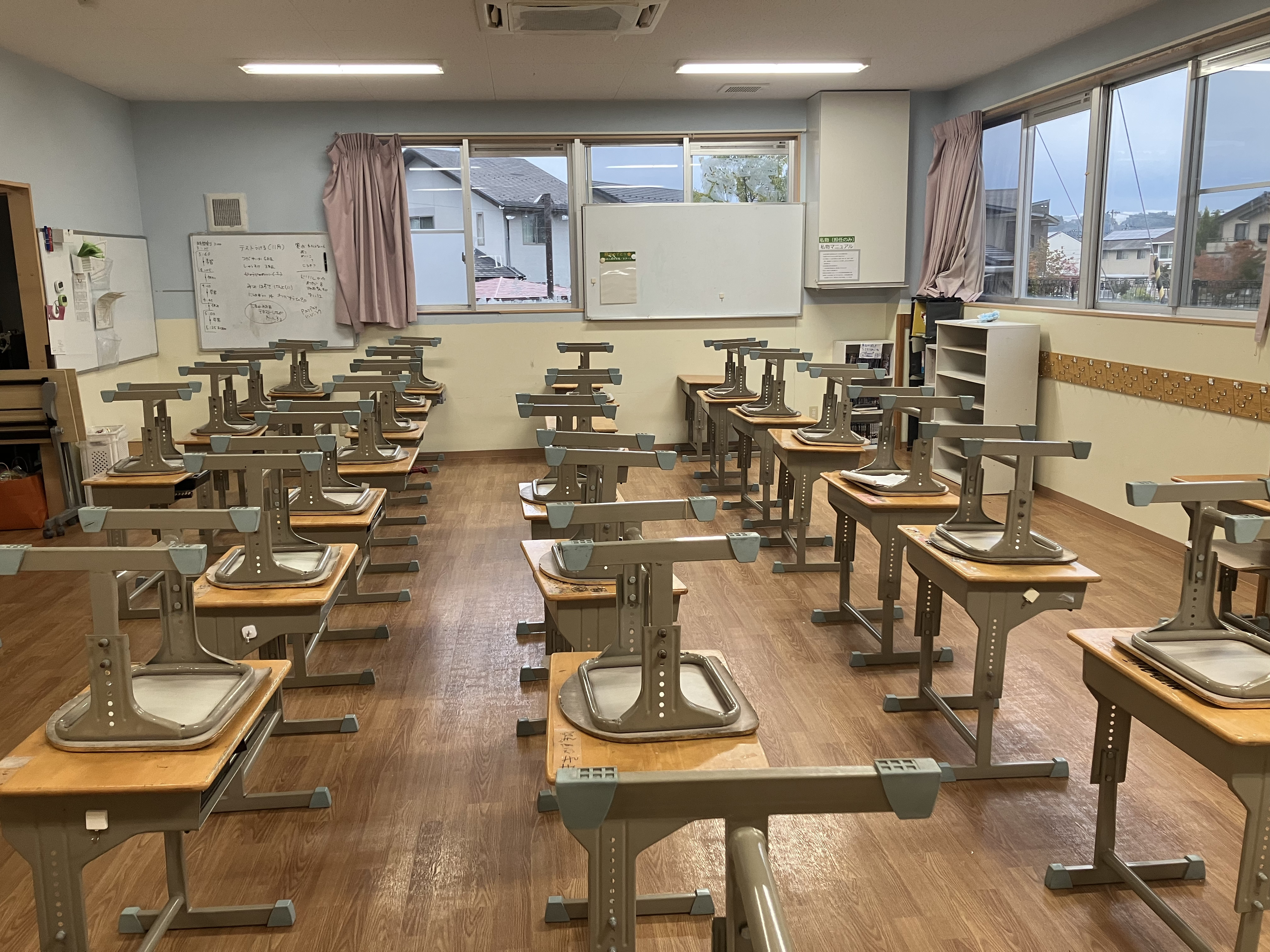 教室内の様子（机とそろばんの配置）